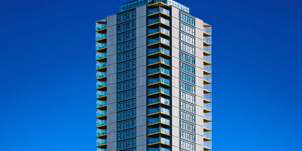 Moderne Architektur vor tiefblauem Himmel