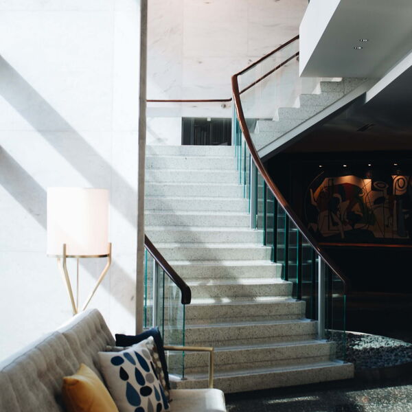 Stilvolles Treppenhaus im Hotels mit Lobby im Vordergrund