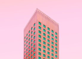 Moderne Architektur vor orangem Himmel